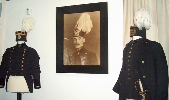 Dla porwnania; z lewej mundur z kopalni prywatnej, w rodku zdjcie sztygara w mundurze 'pastwowym', z prawej powojenny polski mundur sztygara
